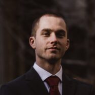 man wearing black notched lapel suit jacket in focus photography